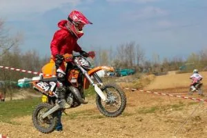 Lapsi ajamassa minicrossilla